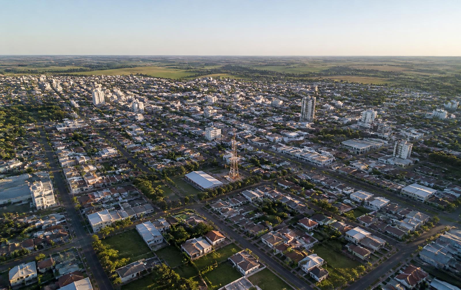 Vista aérea de uma cidade do interior brasileiro no fim da tarde